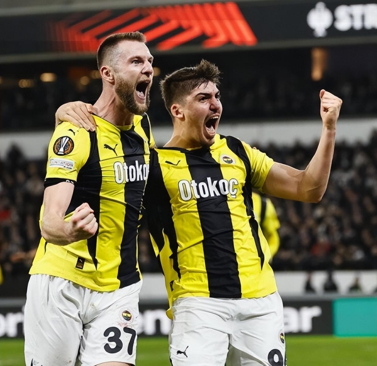 星空体育馆-多特蒙德零封对手，保住德甲领头羊地位(多特蒙德状态火爆锁定德甲半程冠军,全队身价首破5亿)