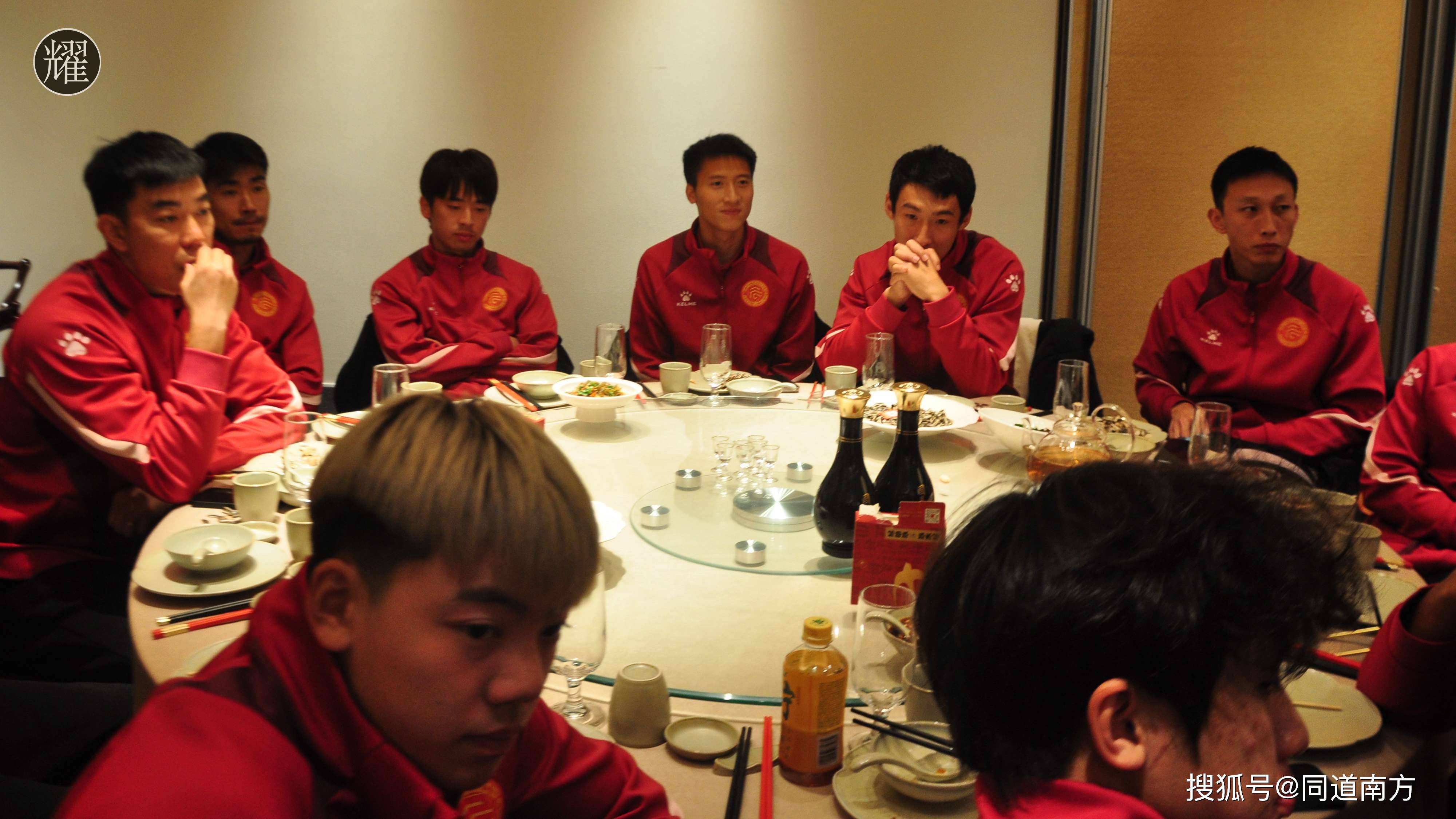 国内职业足球赛事成为球迷热议话题，强强对决，擦出火花的简单介绍