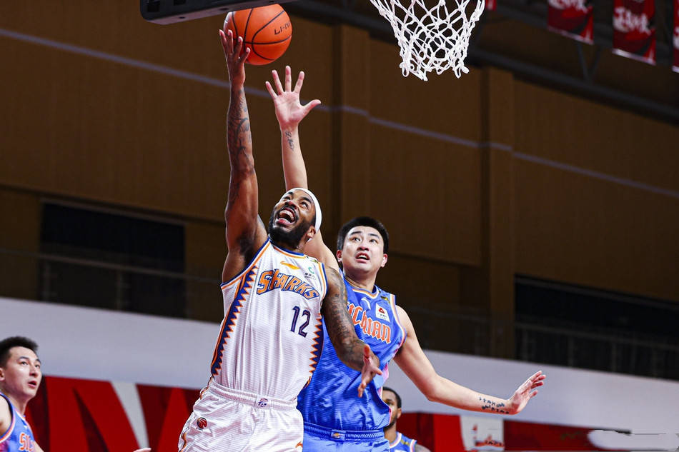 一场疯狂的比赛中,某队意外实现逆袭 一场疯狂的比赛中,某队意外实现逆袭