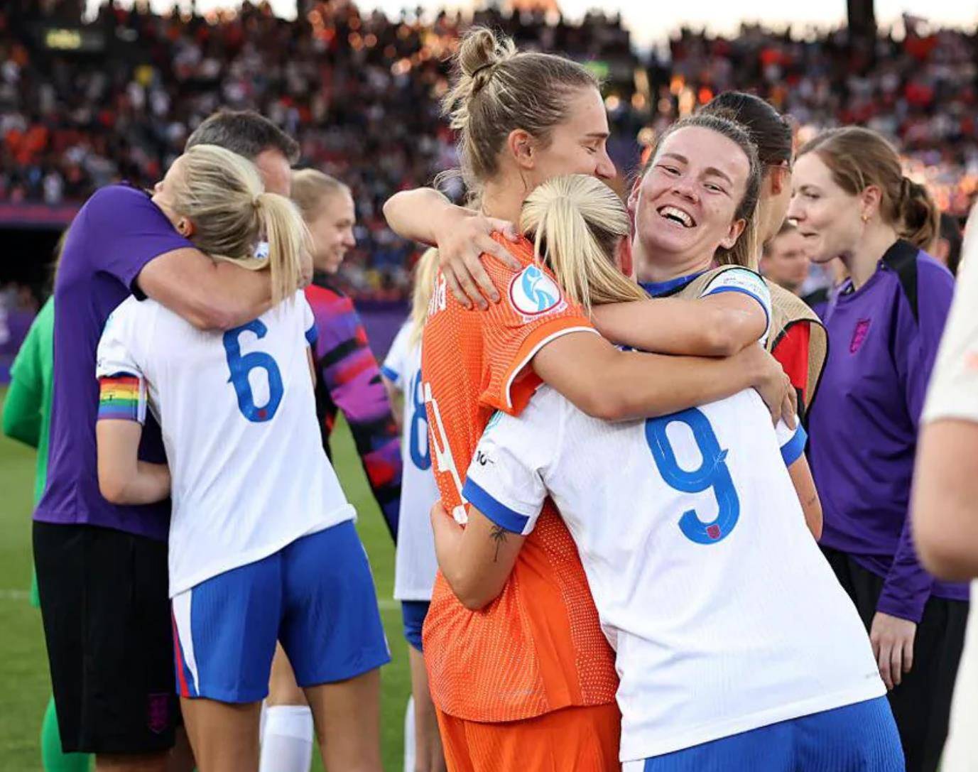 星空体育在线-英格兰女足队员接受连续训练，迎战强敌