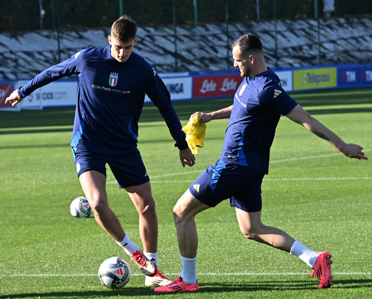 球员们在欧国联赛中展现出色的技术和体力 球员们在欧国联赛中展现出色的技术和体力