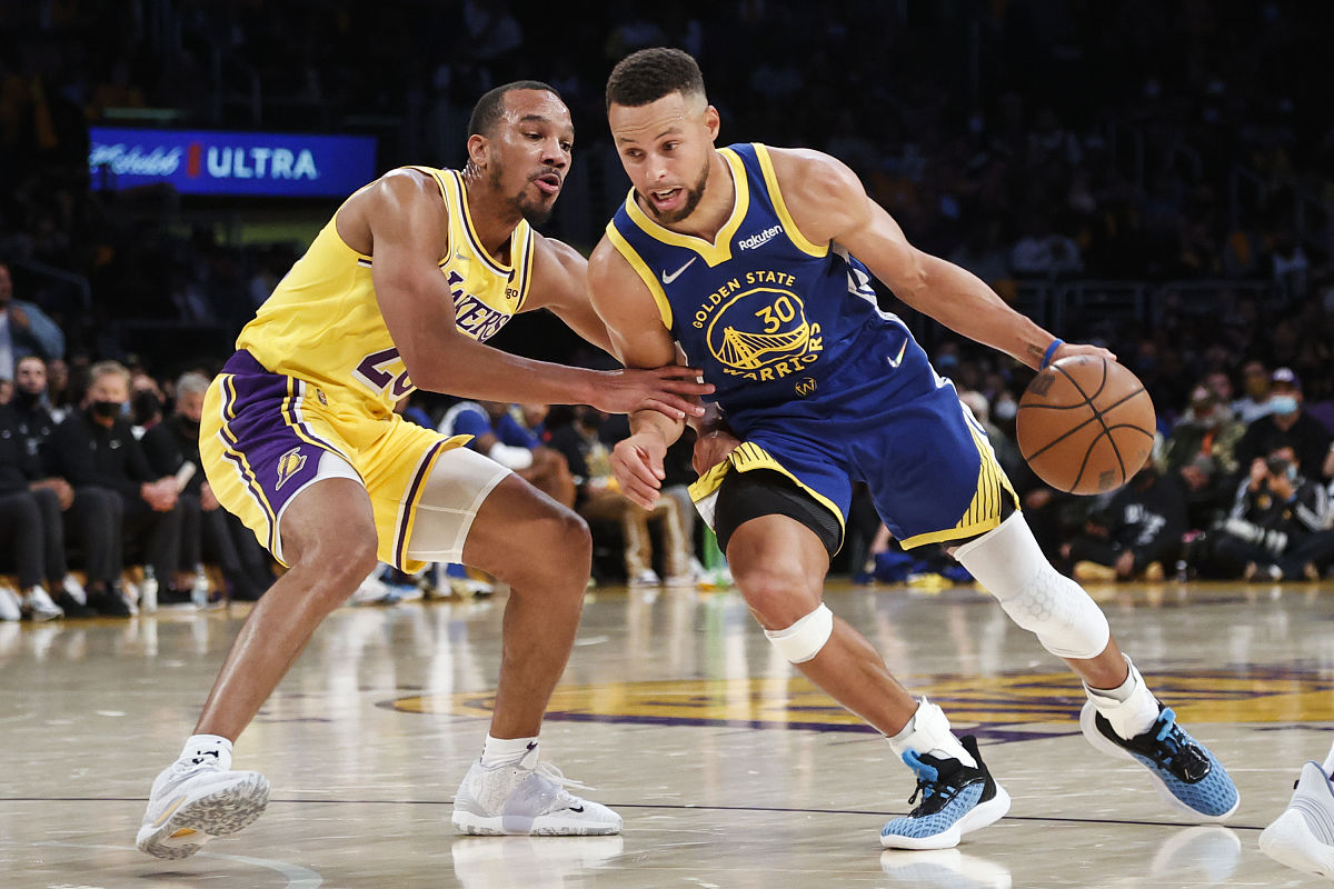 星空体育直播-勇士主场惜败太阳，库里再战三分低迷难得胜利