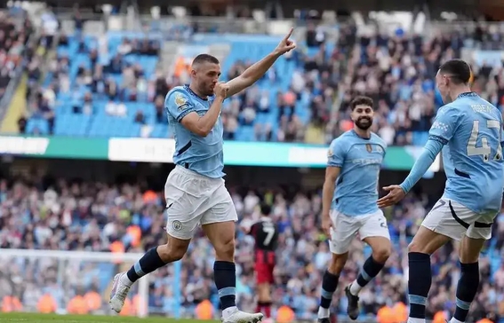 曼城主场大胜,继续保持不败纪录 曼城主场大胜,继续保持不败纪录