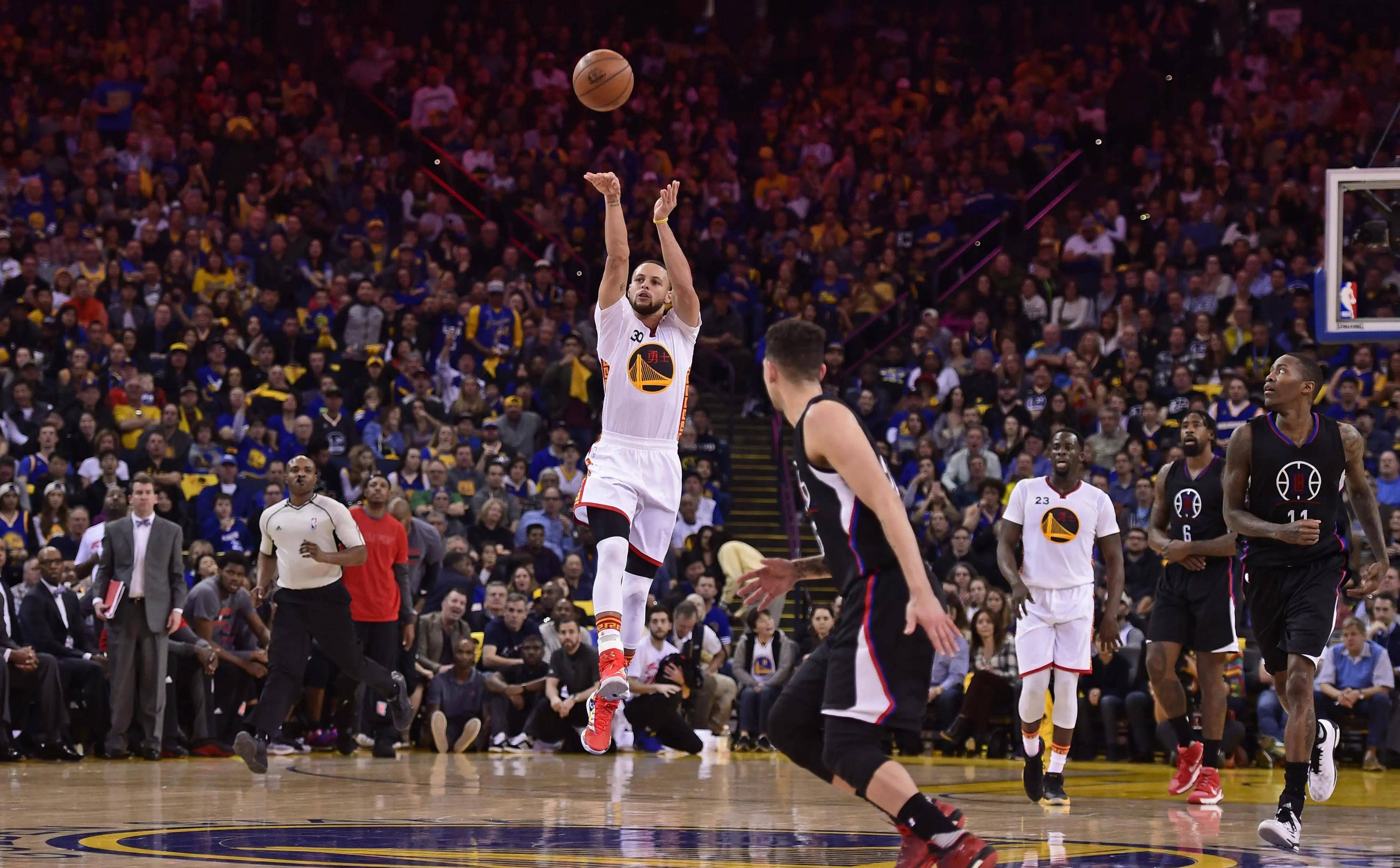 球员在比赛中展现出全面的篮球技巧 球员在比赛中展现出全面的篮球技巧