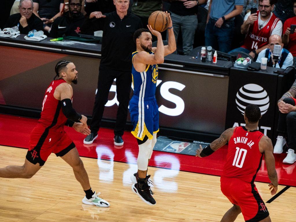 库里表现神勇，率勇士队逆转胜利