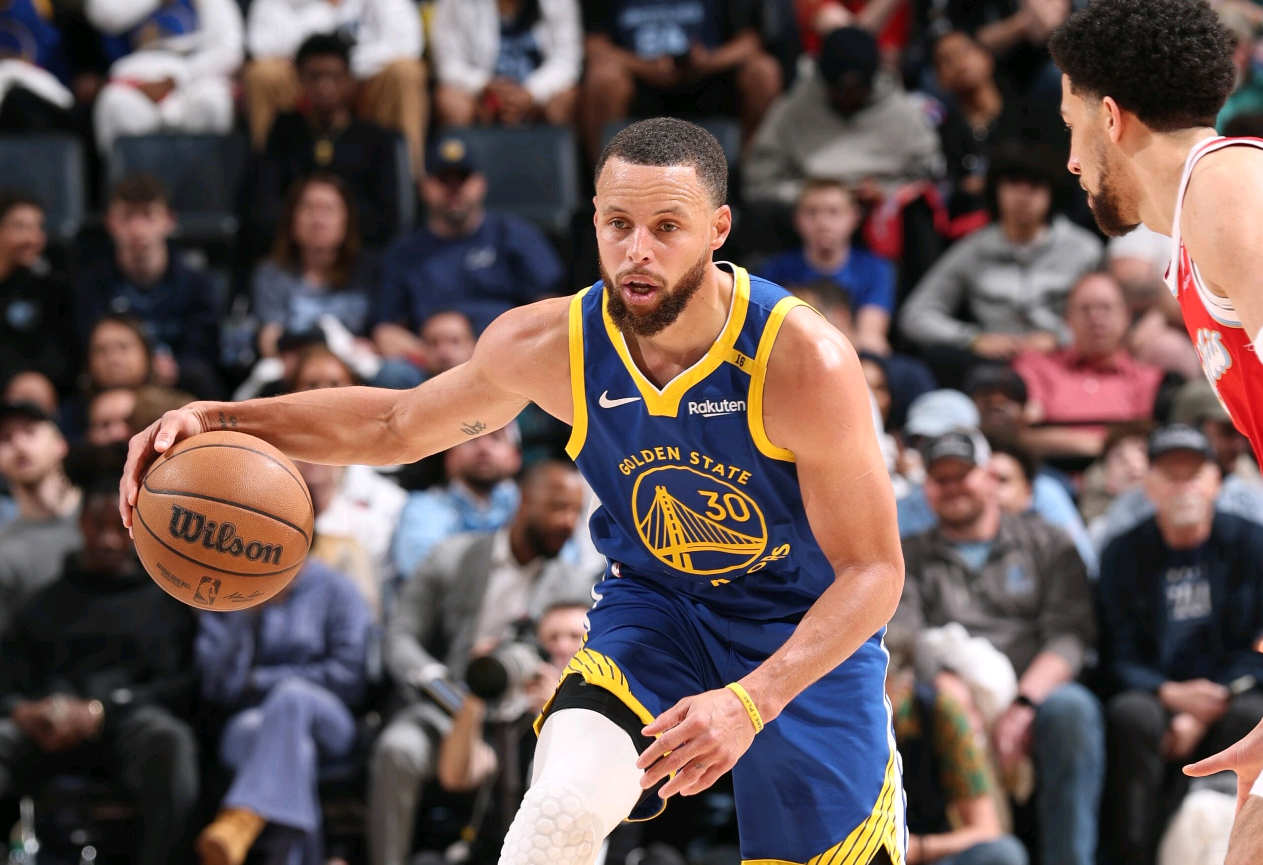 库里表现神勇，率勇士队逆转胜利