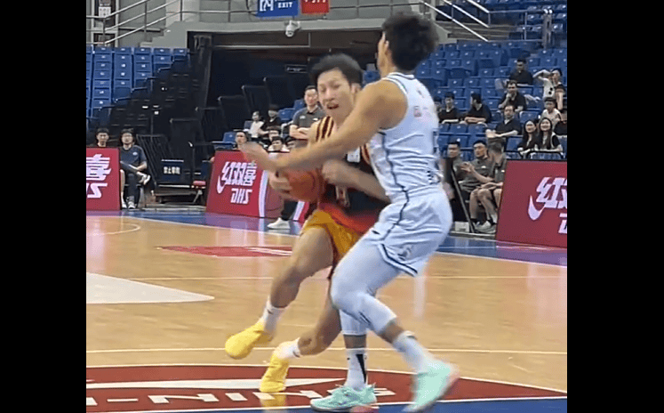 江苏男篮主场拼尽全力,终告失利 江苏男篮主场拼尽全力,终告失利