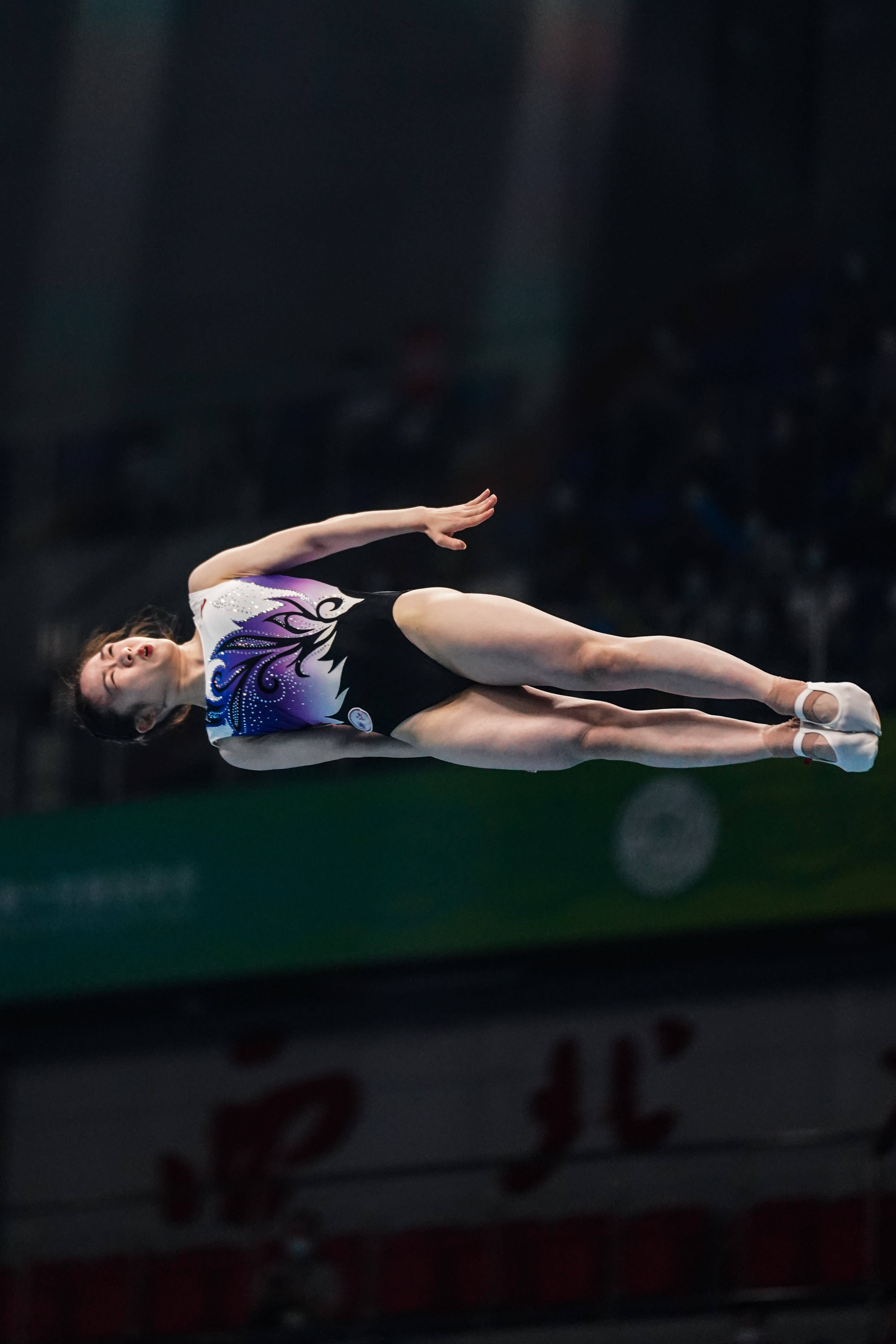 蹦床比赛选手高难度动作稳定,震撼观众 蹦床比赛选手高难度动作稳定,震撼观众