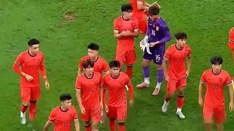 场上气氛紧张,比赛悬念重重 场上气氛紧张,比赛悬念重重