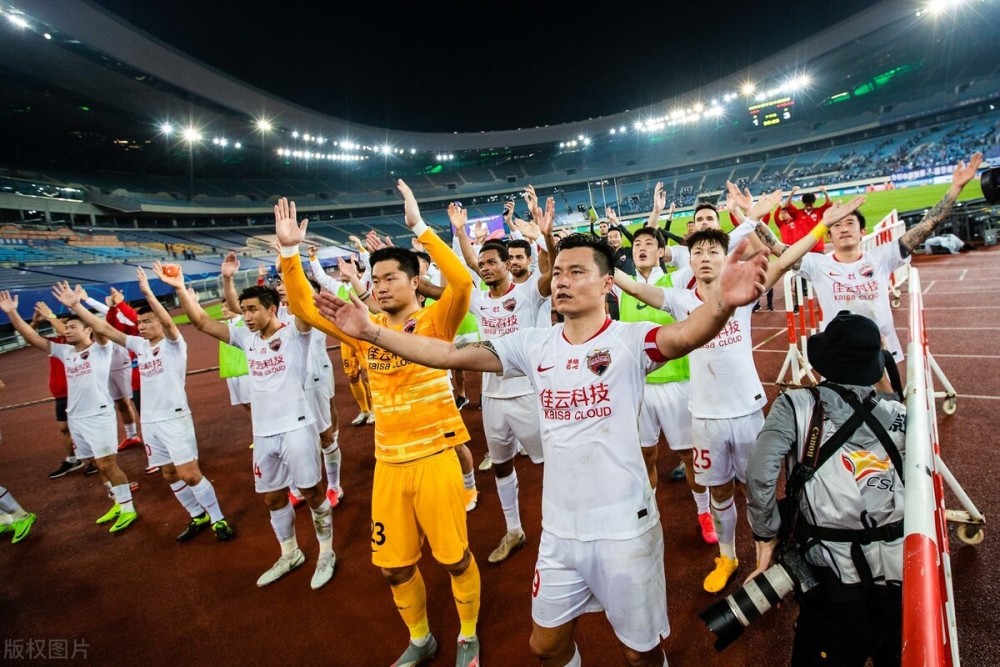 星空体育官方登录入口-关于榜首之争激烈进行，争夺晋级名额激烈的信息