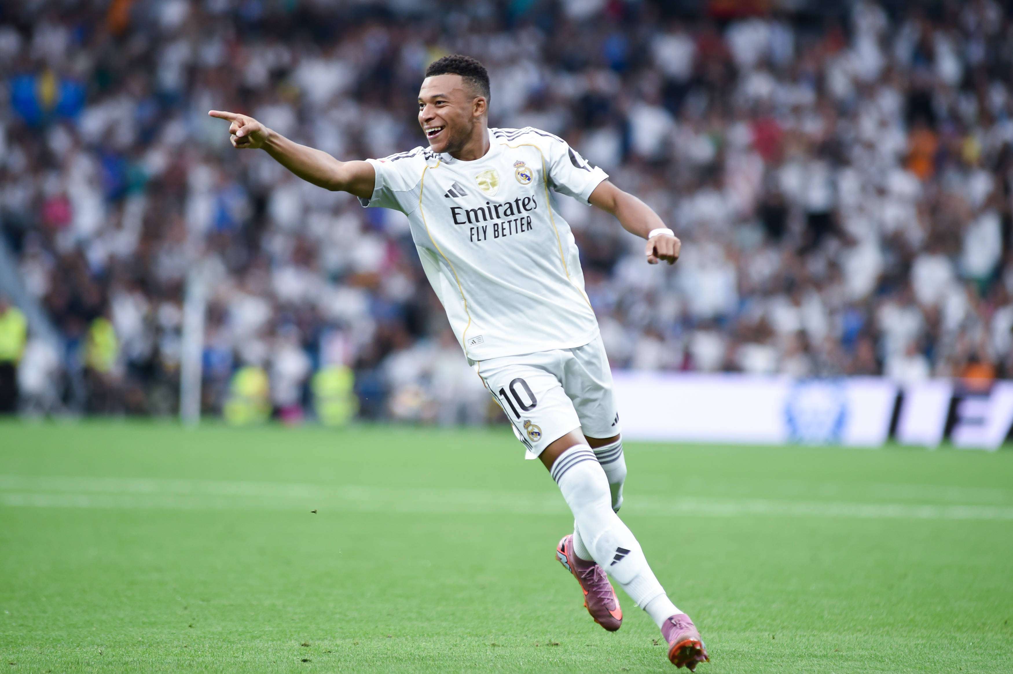 关于皇马2-1逆转赫罗纳，C罗梅开二度领衔球队保持不败的信息